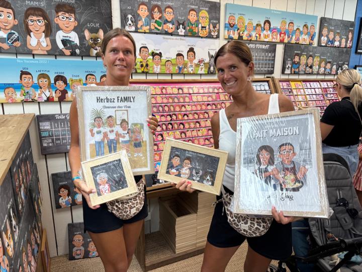 Clientes con sus creaciones enmarcadas