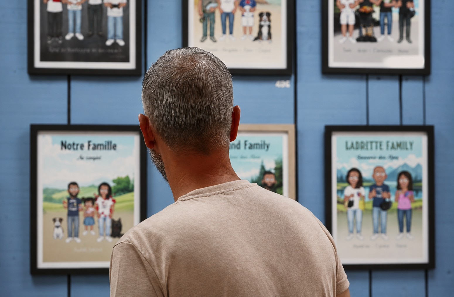 Un visitante descubre los retratos My Pretty Family